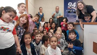 Pequenos Comunicadores em Ação: Alunos do CMEI Pingo de Gente Visitam a Campo Aberto FM